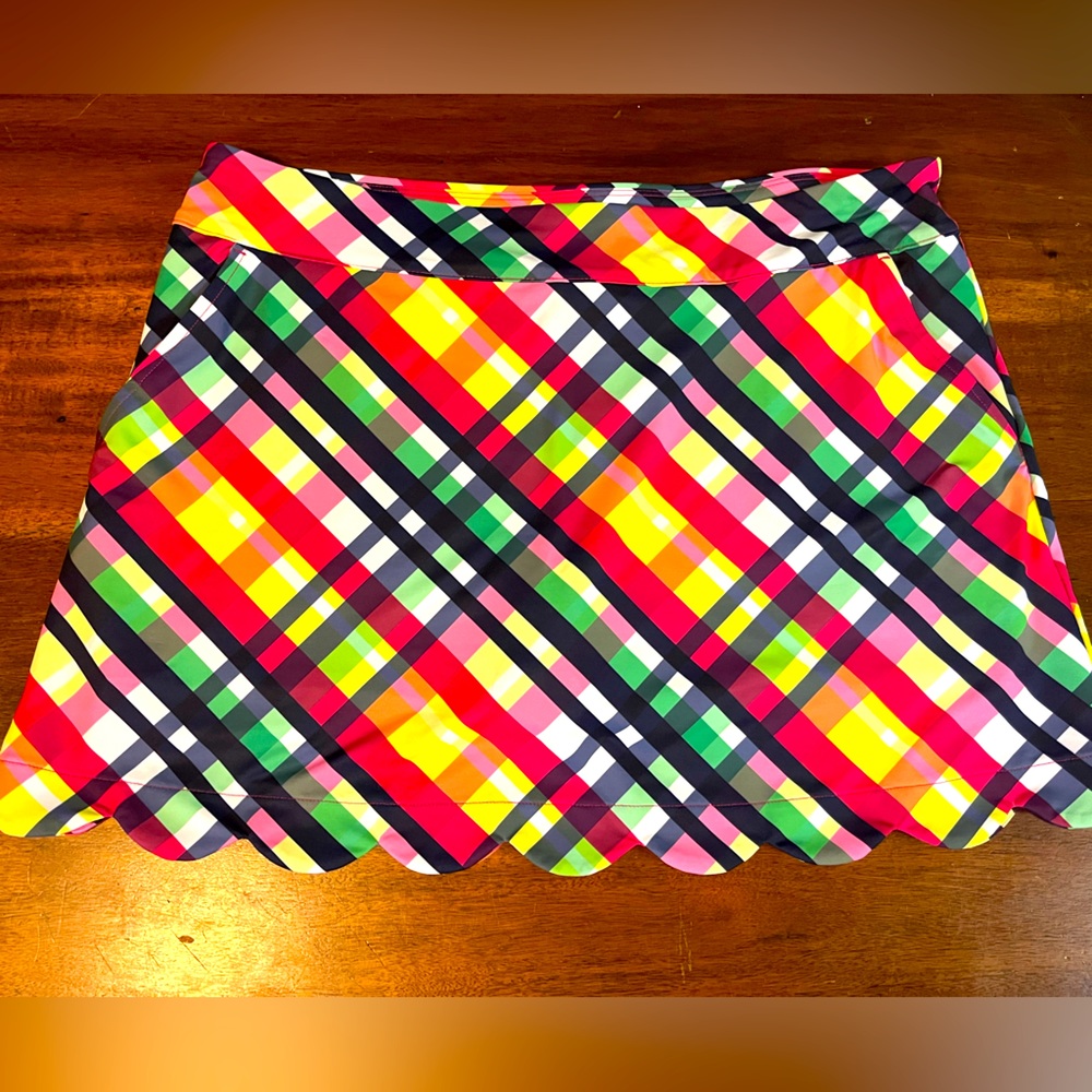 Lillie green athletic skirt, vibrant colors and scalloped hem.